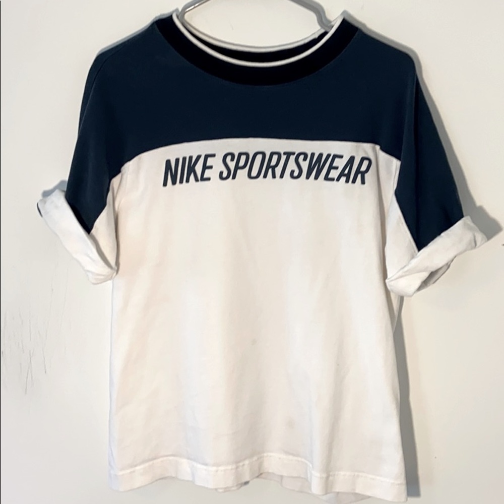 NIKE SPORTSWEAR T-SHIRT (LIKE NEW)